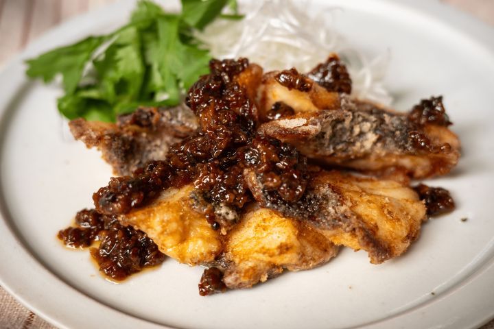 スズキの香味揚げ　味噌ラー油がけ