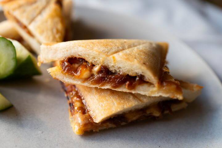 味噌の香る炒め玉ねきとチーズのホットサンド