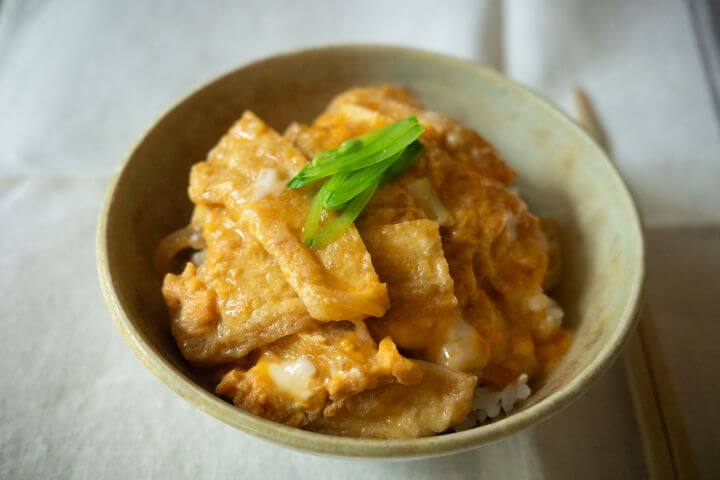 雪中熟成味噌仕立て きつねの卵とじ丼