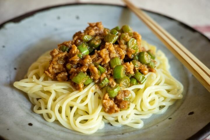 味噌ひき肉とさやいんげんの和え麺
