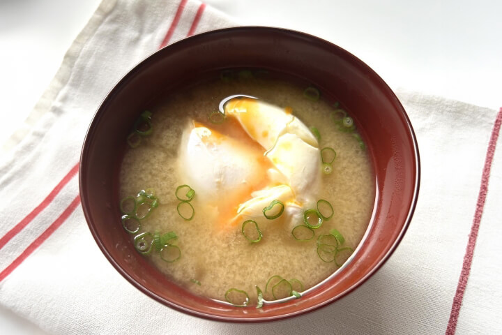 ポーチドエッグの味噌汁