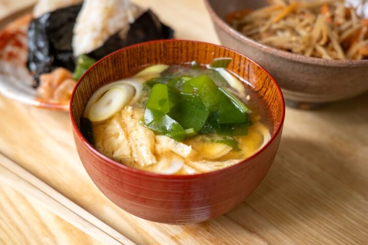 生わかめと油揚げの味噌汁